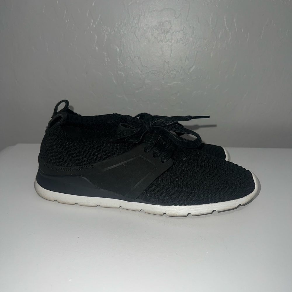 UGG Willows sneakers size 6.5